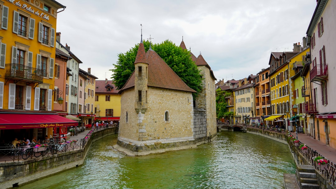 Canaux du vieil Annecy avec façades pastel et eau calme