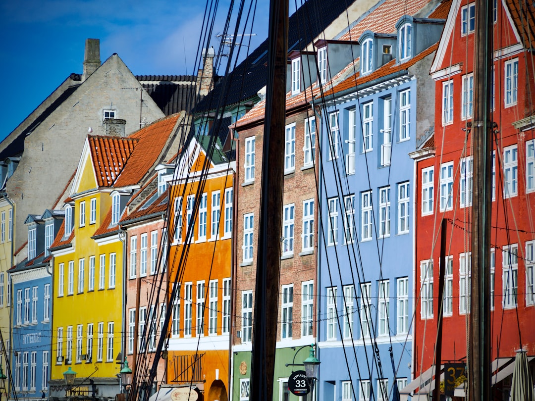 Maisons colorées de Nyhavn alignées le long du canal à Copenhague