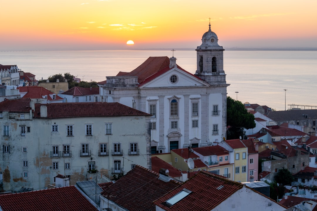 Vue sur les toits de Lisbonne au coucher du soleil depuis un miradouro