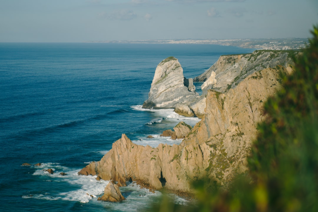 Plage de la côte basque avec vagues et falaises au soleil