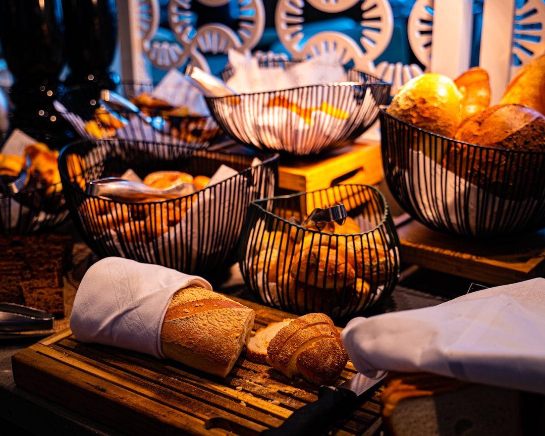 Buffet de petit-déjeuner d'hôtel avec pains, fruits et boissons chaudes