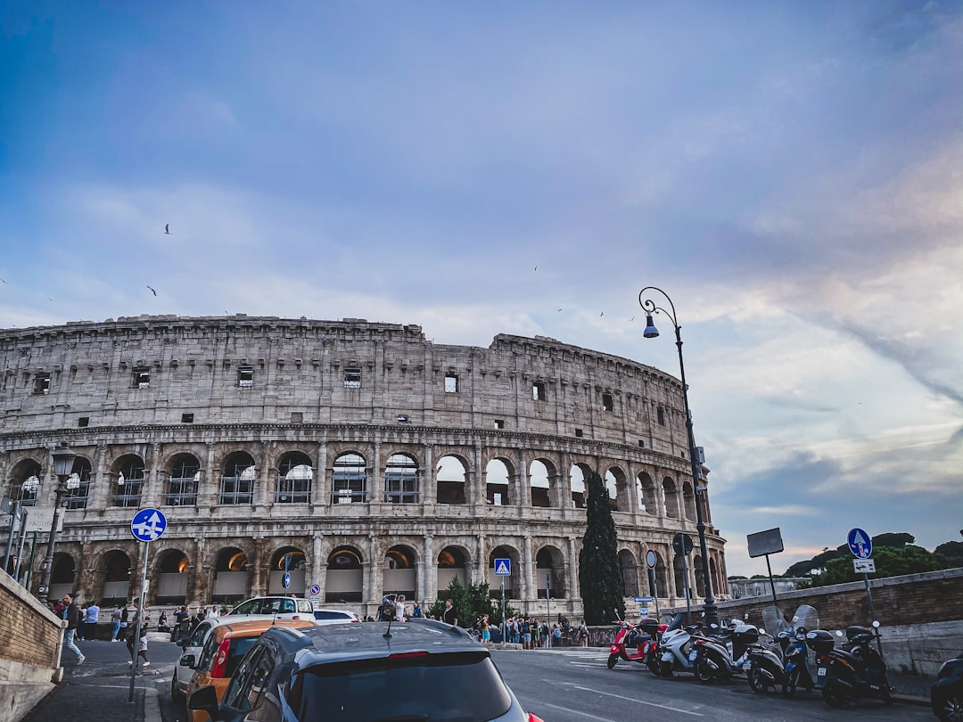 Le Colisée vu depuis une rue calme de Rome en fin d'après-midi